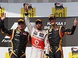 Lewis Hamilton (uprostřed) ovládl Velkou cenu Maďarska před Kimi Räikkönenem (vlevo) a Romainem Grosjeanem.