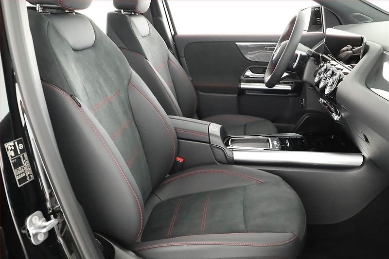 Mercedes-Benz GLA (2025) 200 d, AMG Line - fotka 7 z 28