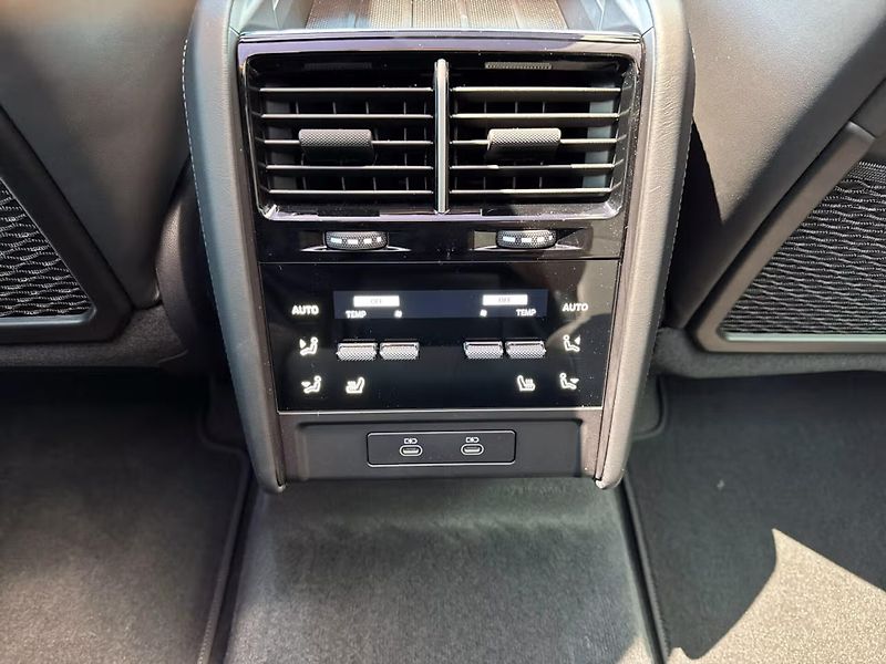 Porsche Cayenne Electric HuD Venti Display spo - fotka 17 z 19