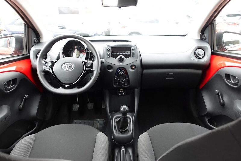 Toyota Aygo 1.0 VVT-i 5M/T x + comfort - fotka 14 z 23