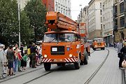 Historická kolona vozidel projela v sobotu odpoledne brněnským náměstím Svobody.