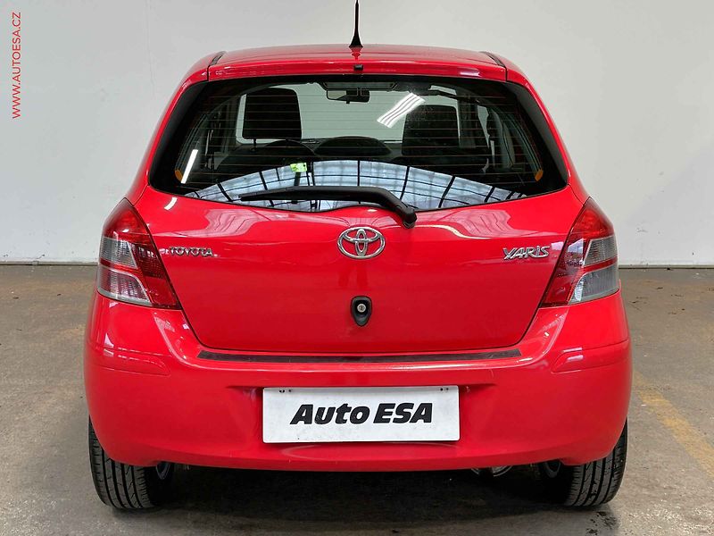 Toyota Yaris (2010) 1.0 i, ČR, STK10/28, AC - fotka 5 z 15