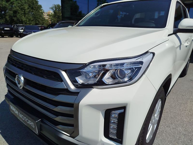SsangYong Musso Grand Style 2,2 AWD M6 + rolet - fotka 3 z 25