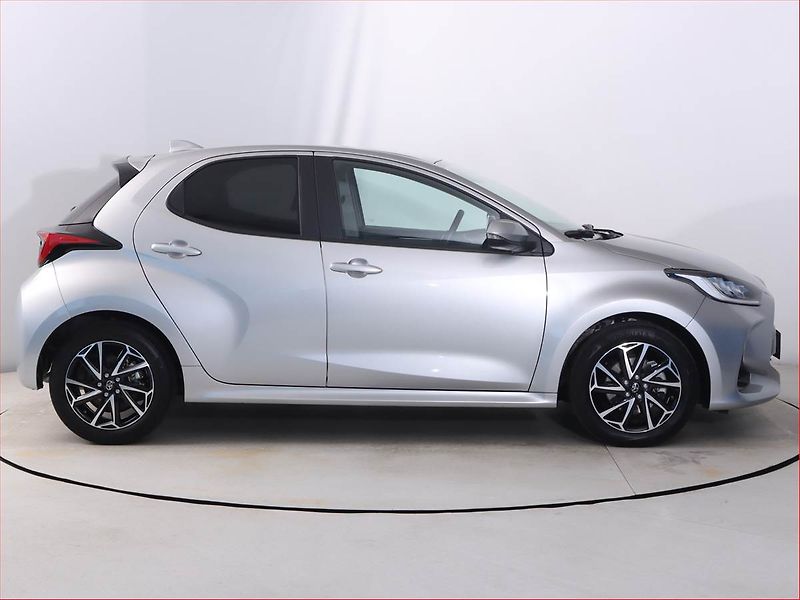 Toyota Yaris (2022) 1.5 VVT-i Hybrid - fotka 6 z 20