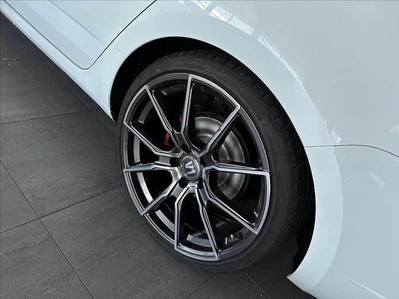 Škoda Octavia 2,0   TSI,RS,CHALLENGE,1.MAJIT - fotka 32 z 32