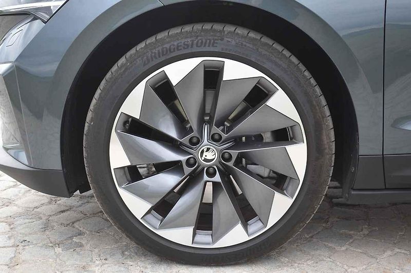 Škoda Enyaq iV při jízdě v chladném počasí