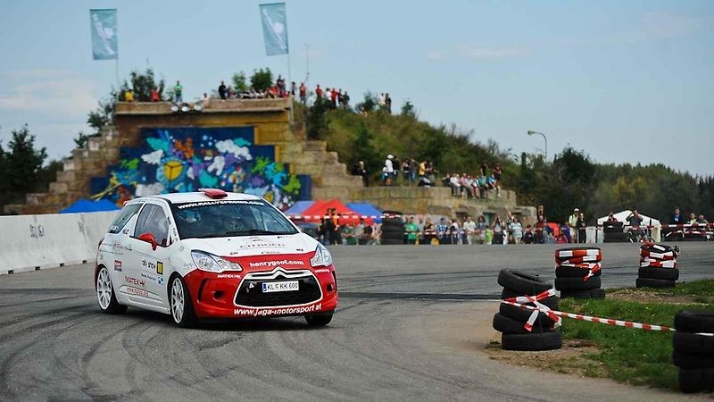 Jiří Hladík se svým zbrusu novým vozem Renault Clio Rally5 Phase II.