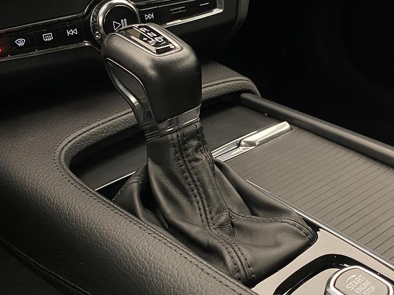 Volvo S90 D4 MOMENTUM AUT  - fotka 27 z 43