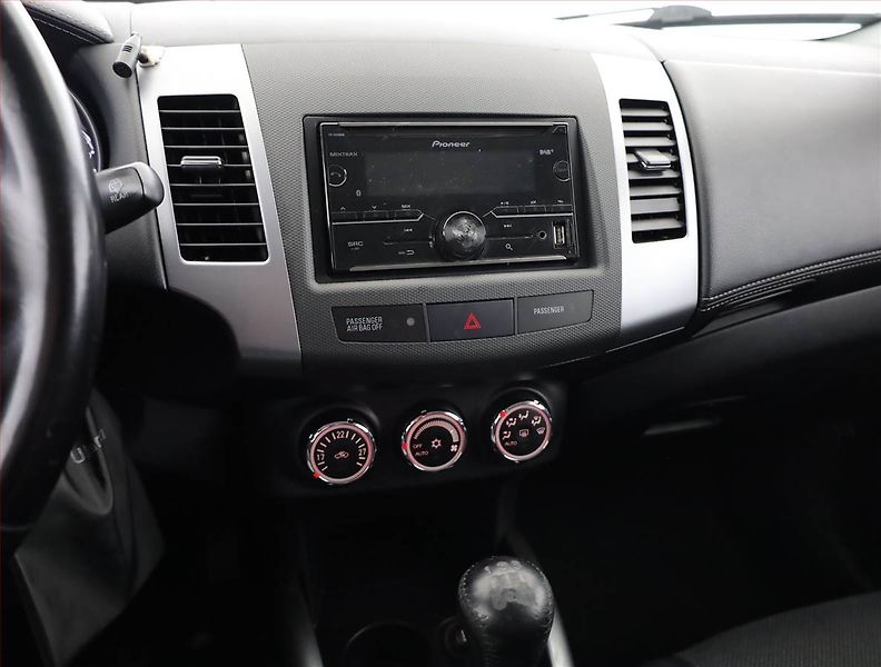Mitsubishi Outlander (2010) 2.0, po STK, Tažné, rezervace - fotka 10 z 13
