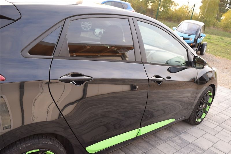 Hyundai i30 1,6 CRDi 81KW BALCK & LIME - fotka 11 z 48