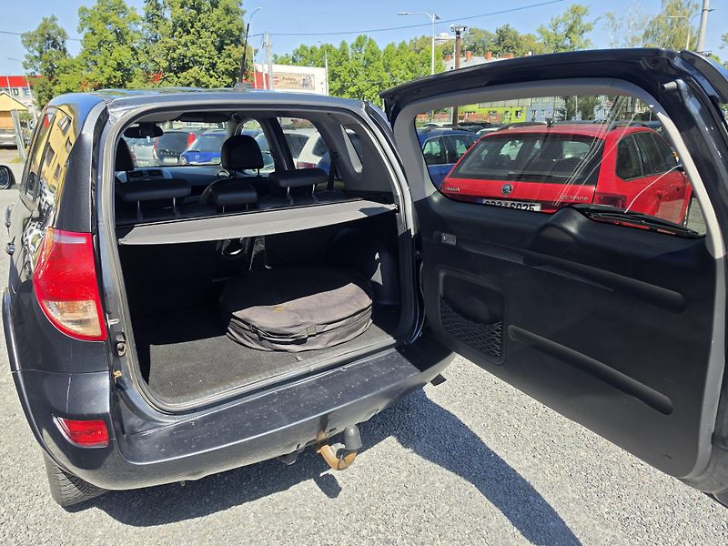 Toyota RAV4 2.2D-Cat 130kw 4x4 - fotka 6 z 21