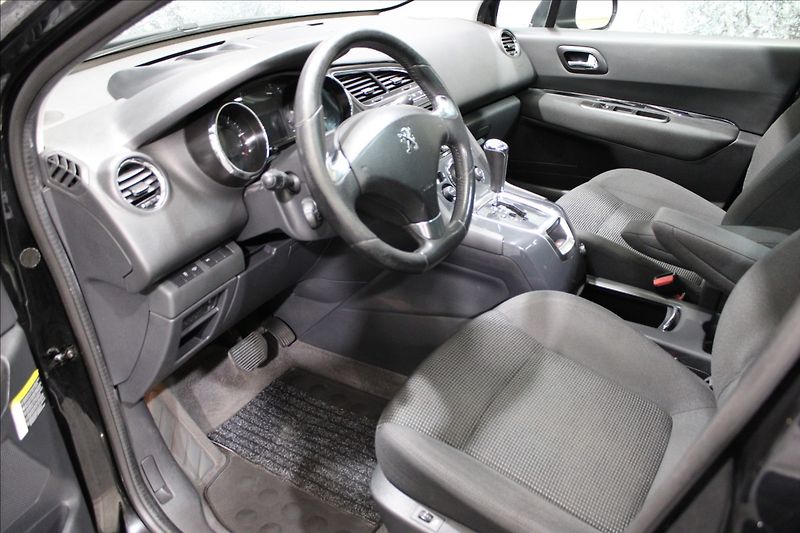 Peugeot 5008 2,0 HDI 120kW 7 míst - fotka 8 z 32