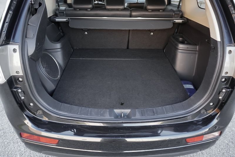 Mitsubishi Outlander 2.0 PHEV 4x4 - fotka 29 z 34