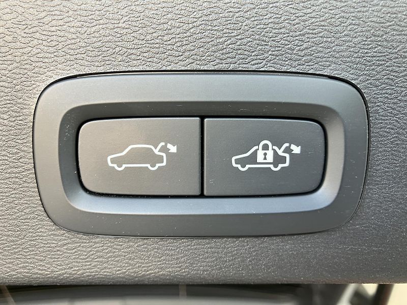 Volvo XC40 B3 FWD Plus Dark AT7  - fotka 10 z 38