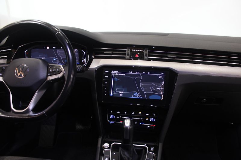 Volkswagen Passat (2021) 2.0TDI DSG Display LED - fotka 25 z 34