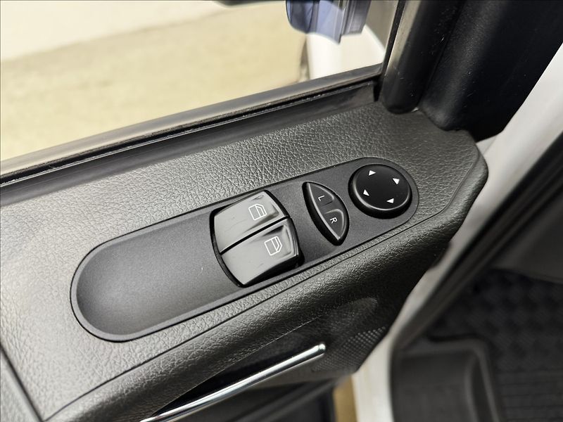 Mercedes-Benz Vito 2,1 CDI AC TAŽNÉ VELKÝ SERVIS - fotka 19 z 30