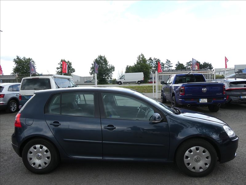 Volkswagen Golf 1,4 i16V serviska,ČR,2.majitel - fotka 12 z 49
