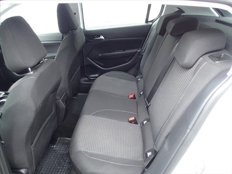 Peugeot 308 1,2 PureTech 81kw,Po SERVISU!! - fotka 11 z 29