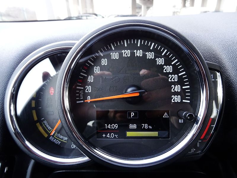 Mini Countryman Cooper 1.5 SE ALL4 A/T Hybrid - fotka 18 z 35