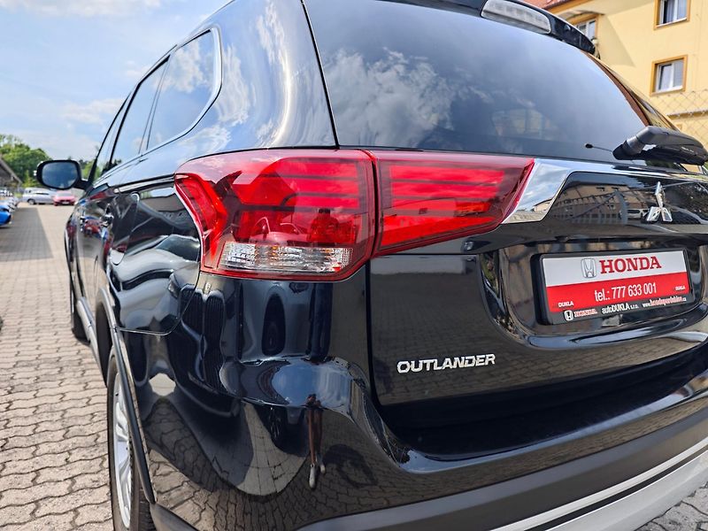 Mitsubishi Outlander (2021) 2.0 Mivec Diamant 2WD Kamera - fotka 40 z 44