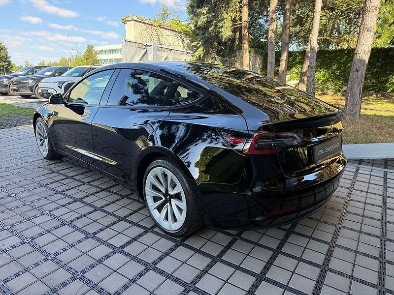 Tesla Model 3 Long Range AWD - fotka 4 z 38