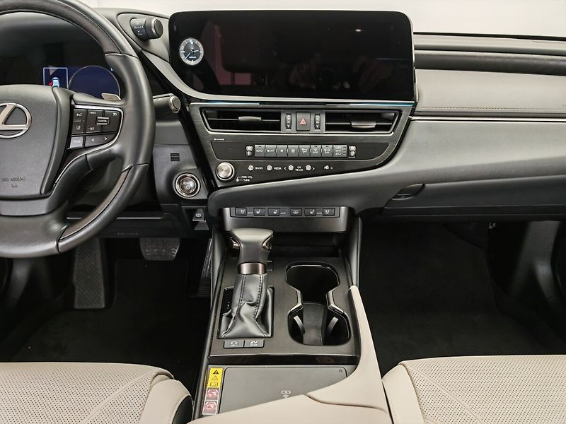 Lexus ES 300h Prestige Plus - fotka 15 z 49