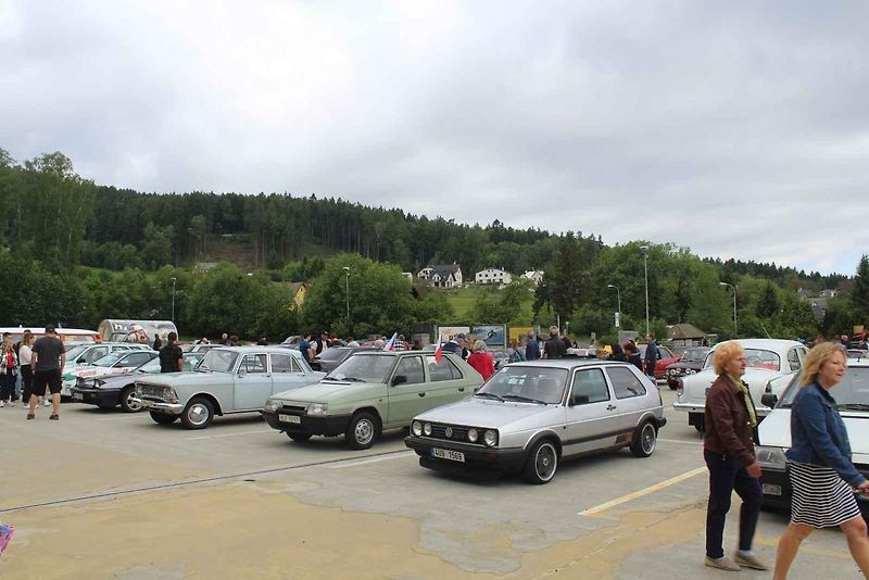 Na Centrální parkoviště P1 ve Skiareálu Ještěd se sjelo přes sedm desítek účastníků.