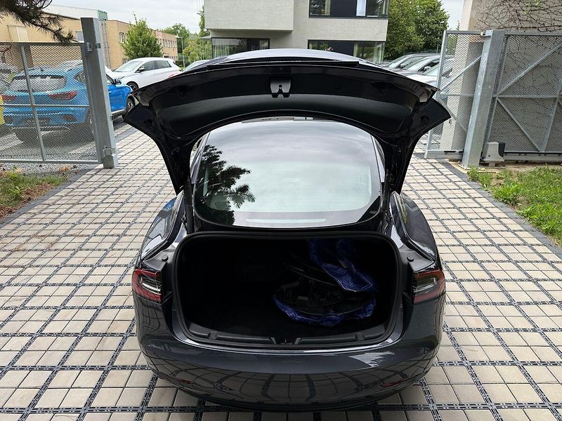 Tesla Model 3 REZERVACE - fotka 35 z 41
