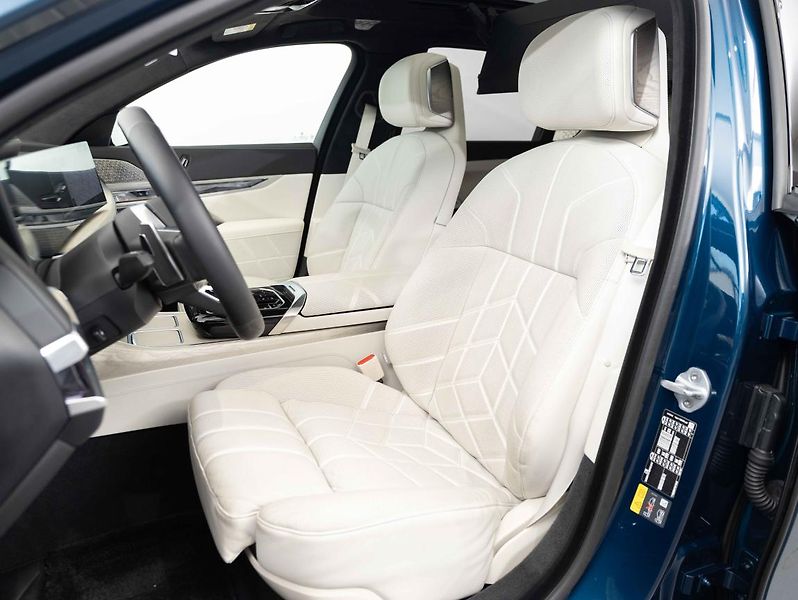 BMW Řada 7 750e xDrive - fotka 19 z 23