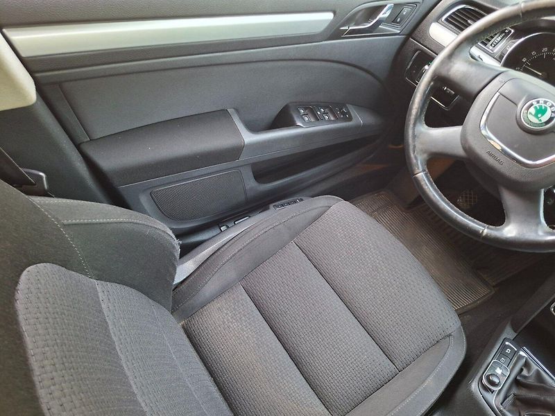Škoda Superb (2010) 2.0TDI 103kW 6MN -TAŽ.ZAŘÍZENÍ - fotka 11 z 30