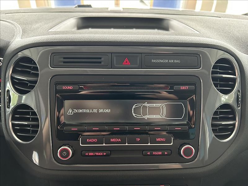 Volkswagen Tiguan 2,0   TDI,1.MAJ,SERVISKA,TAŽNÉ - fotka 14 z 22