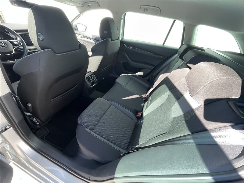 Škoda Octavia 2,0 TDI Combi Ambition Plus - fotka 17 z 24