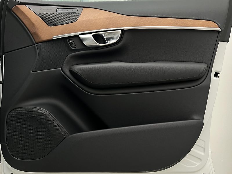 Volvo XC90 T8 AWD INSCRIPTION 7 MÍST AUT - fotka 47 z 49