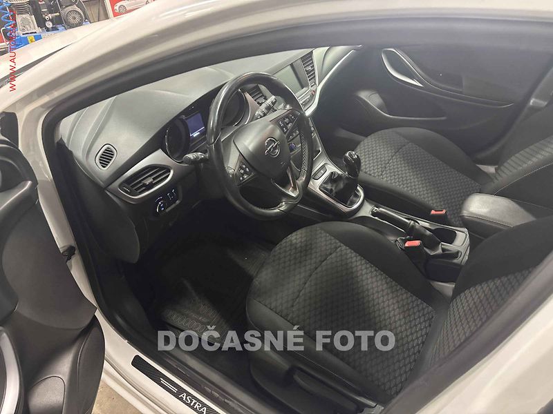 Opel Astra (2017) 1.6 CDTi Sports Tourer, AC - fotka 3 z 3