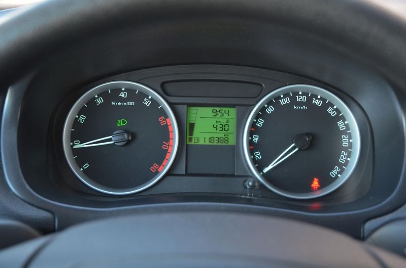Škoda Fabia (2009) 1.2i 51kW AMBITION 118.400km - fotka 29 z 38