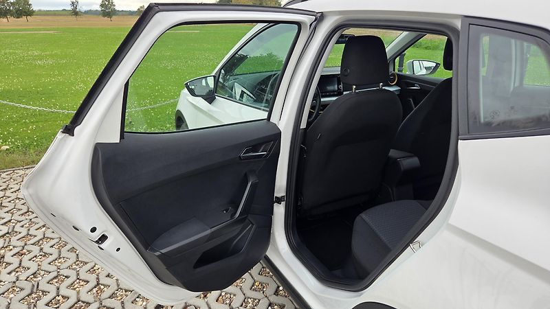 Seat Arona (2022) 1.0 TSI 70 kW Style CZ DPH - fotka 13 z 29