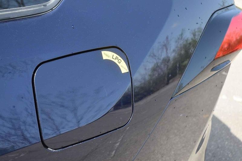 Nádrž na LPG v zavazadelníku Toyoty RAV 4 hybrid