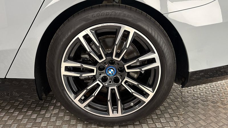 BMW i5 40 AUT eDrive M-paket Touring - fotka 19 z 33