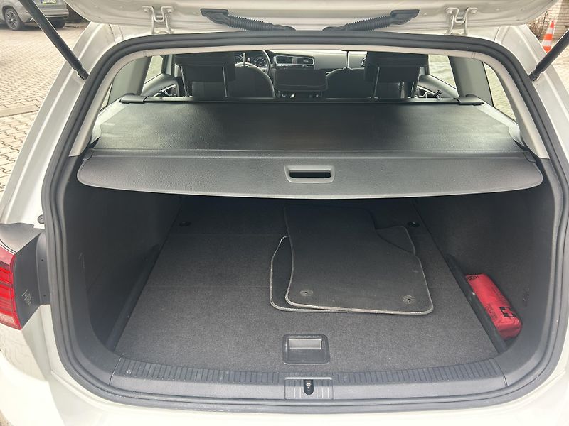 Volkswagen Golf Variant 2,0TDi Highline NAVI LEDMATRIX - fotka 44 z 69