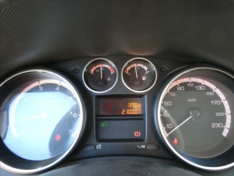 Peugeot 308 1,6 i 88kW 2x kola,klima,závěs - fotka 23 z 29