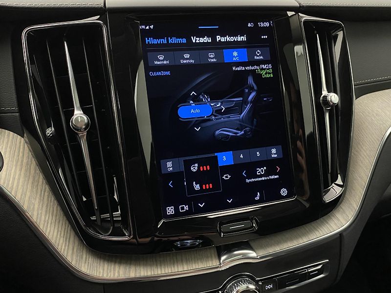 Volvo XC60 B5 AWD INSCRIPTION REZERVACE - fotka 33 z 43