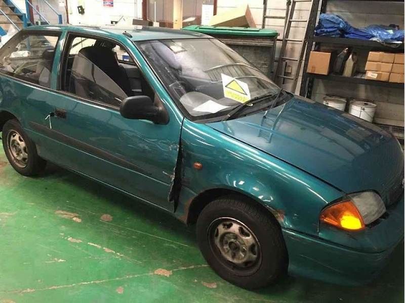 Už na první pohled je Suzuki Swift v dost zbídačeném stavu. Další detaily si prohlédněte v galerii.