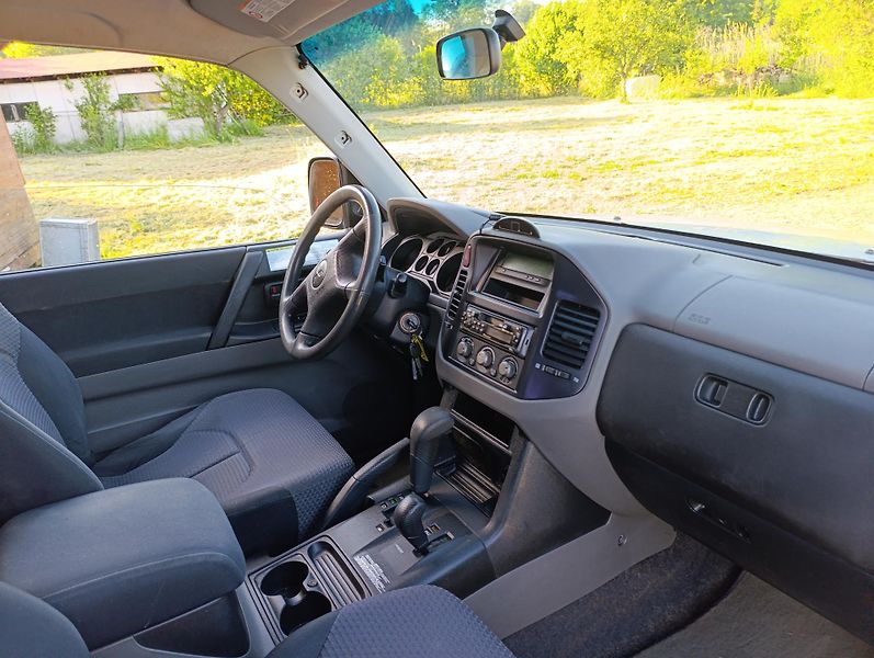 Mitsubishi Pajero (2003) 3.2 DID GLX A/T - fotka 11 z 12