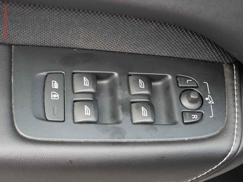 Volvo XC60 (2019) 2.0 D 4x4, R-design, AT, LED - fotka 11 z 24