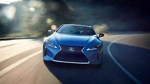 Lexus LC 500 v odstínu Structural Blue.