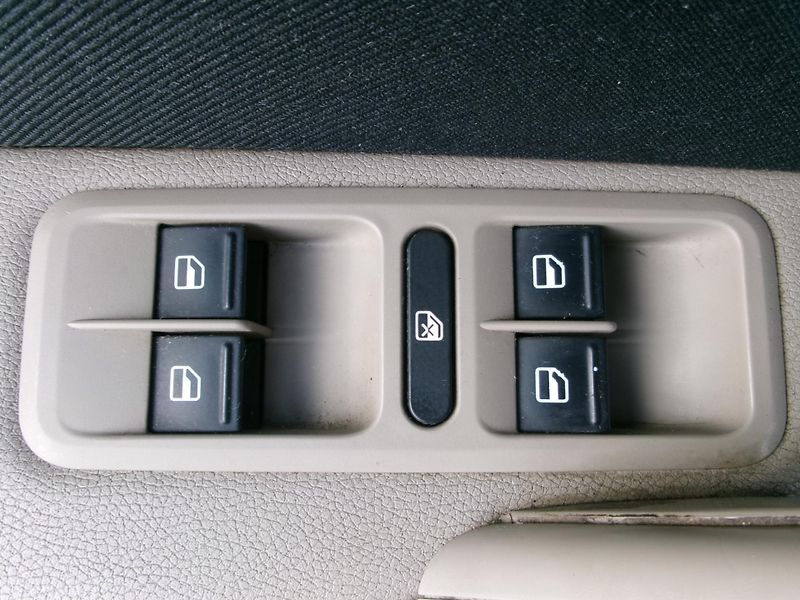 Škoda Yeti (2010) 2,0TDI 4x4 AC BT TEMP VÝHŘEV - fotka 23 z 29