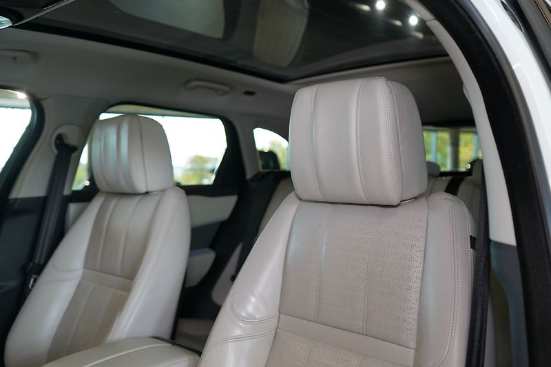 Land Rover Range Rover Velar R-Dynamic HSE, Masáž, Vzduch - fotka 19 z 46