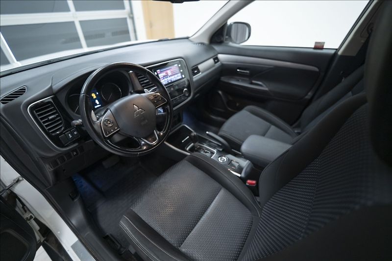 Mitsubishi Outlander 2,0 MIVEC AWD AT INTENSE ČR - fotka 14 z 33