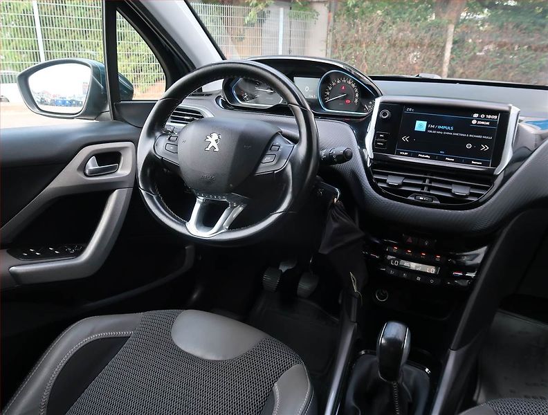 Peugeot 2008 (2018) 1.2 PureTech, Serv.kniha, Kůže - fotka 7 z 19