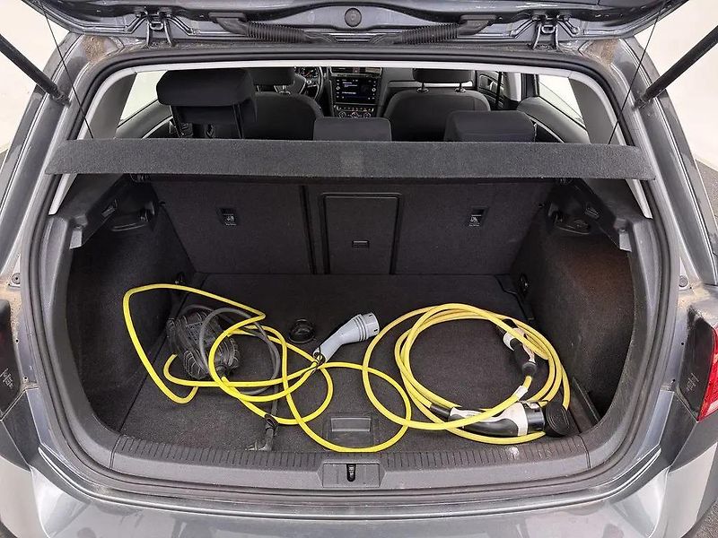 Volkswagen e-Golf 100kW Edition ACC 1.Maj DPH - fotka 11 z 12